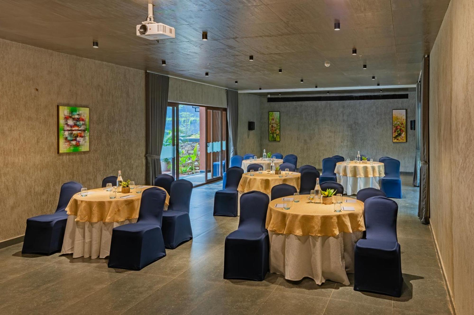 Sterling Athirappilly Hotel Kallana Exterior photo