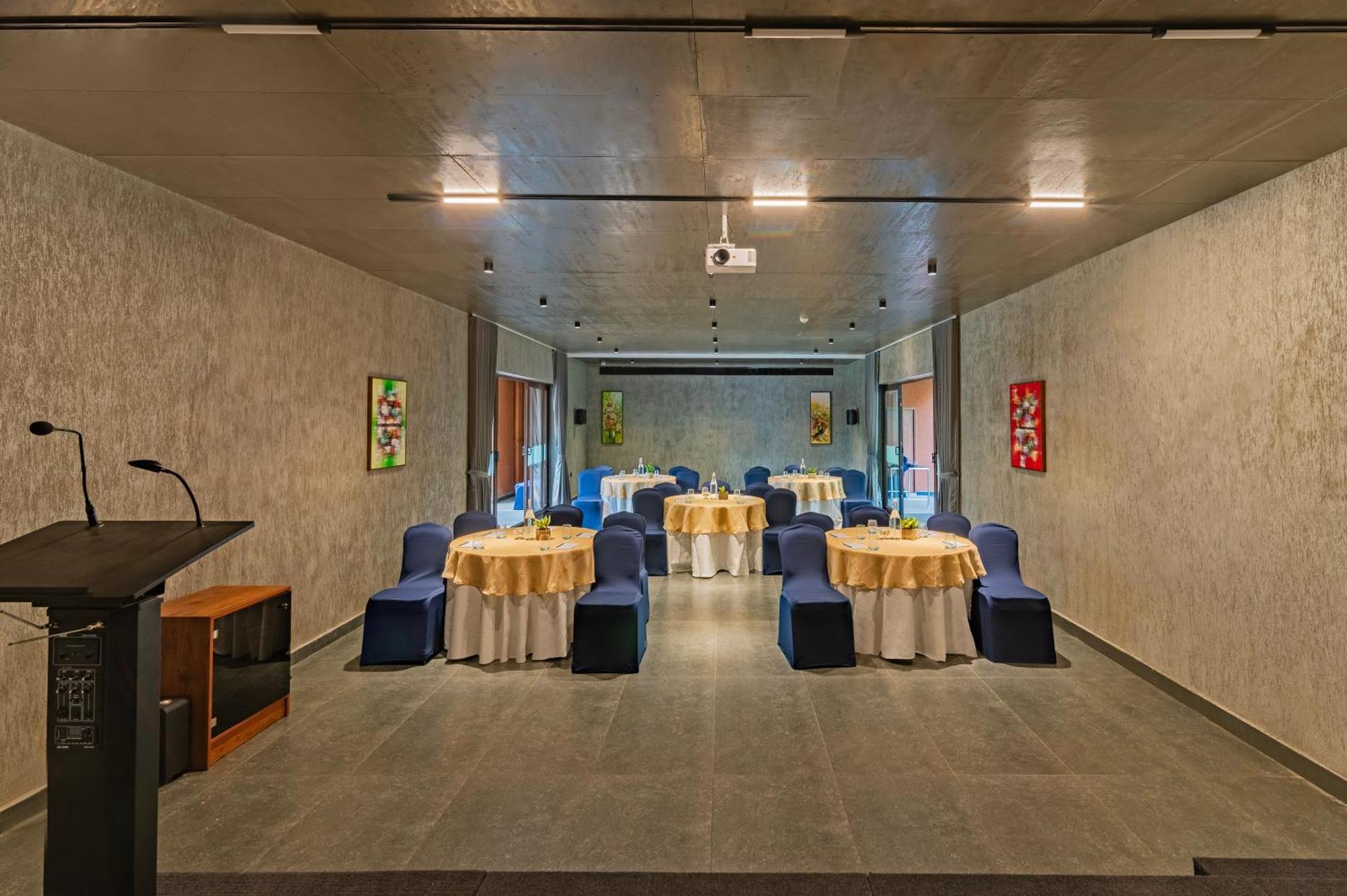 Sterling Athirappilly Hotel Kallana Exterior photo