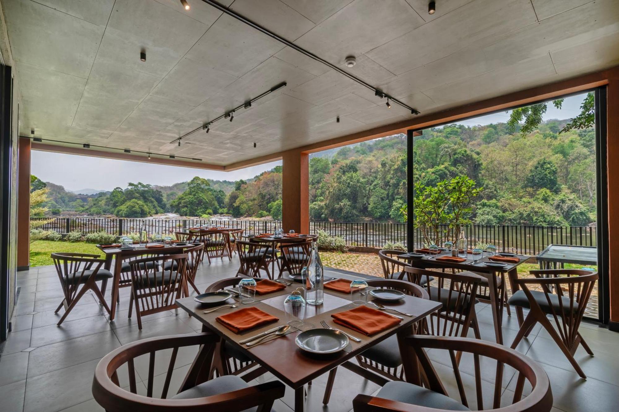 Sterling Athirappilly Hotel Kallana Exterior photo