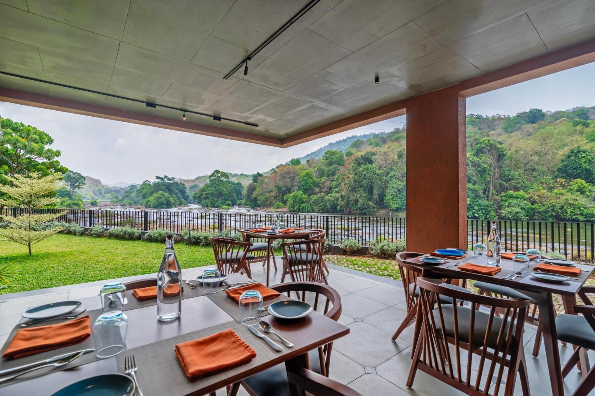 Sterling Athirappilly Hotel Kallana Exterior photo
