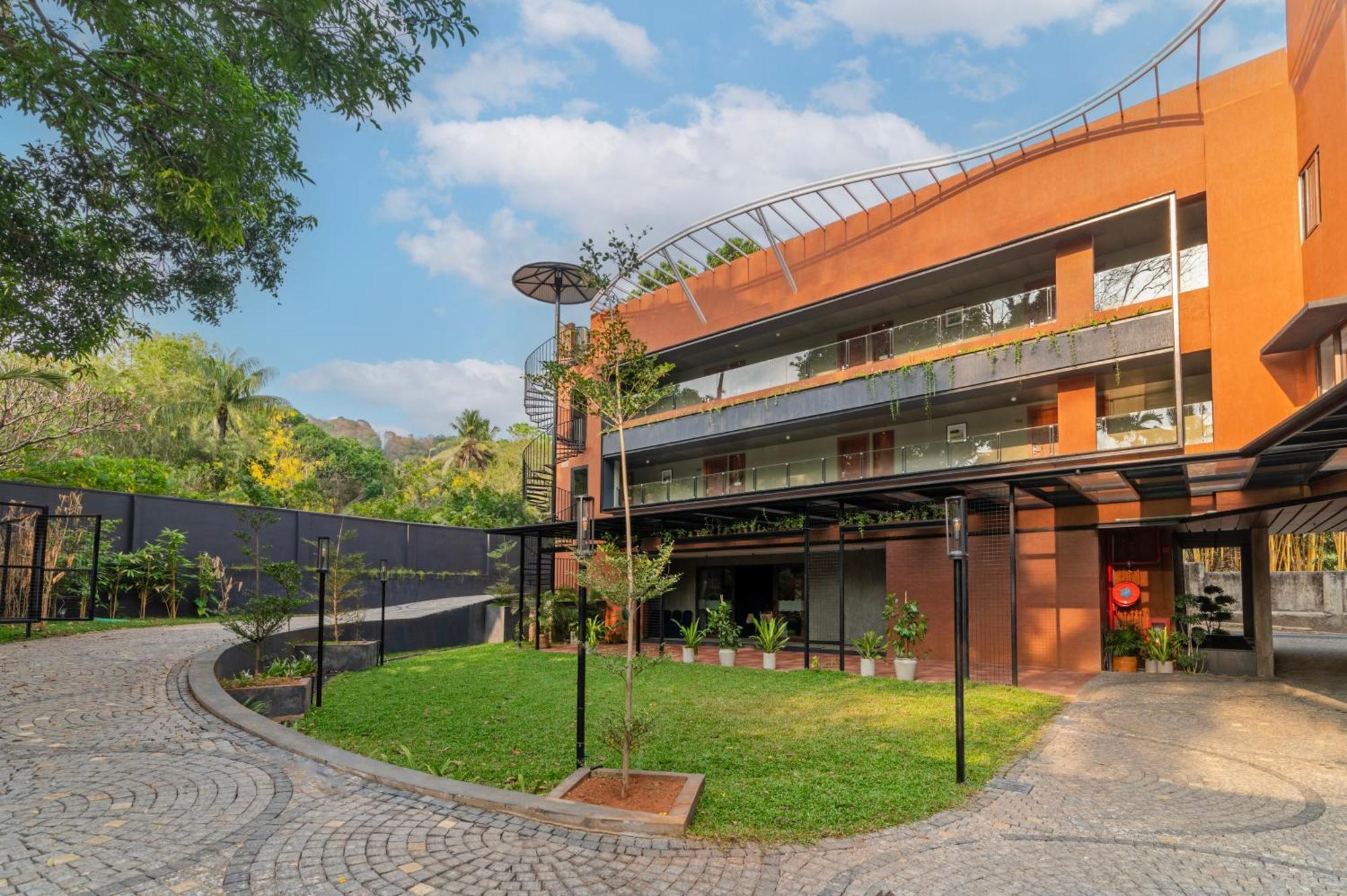 Sterling Athirappilly Hotel Kallana Exterior photo