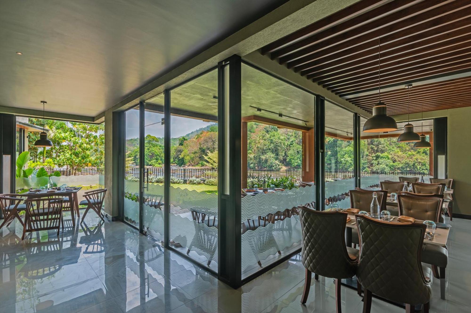 Sterling Athirappilly Hotel Kallana Exterior photo