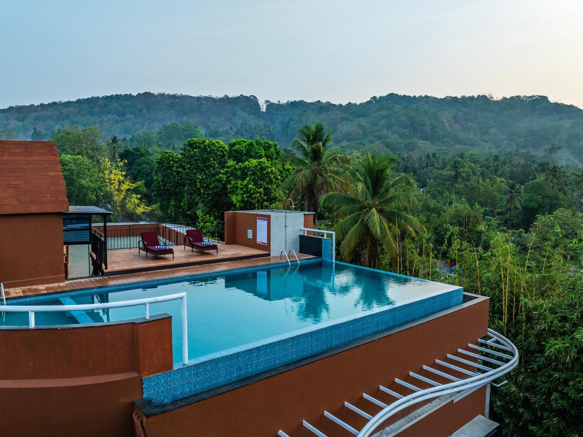 Sterling Athirappilly Hotel Kallana Exterior photo