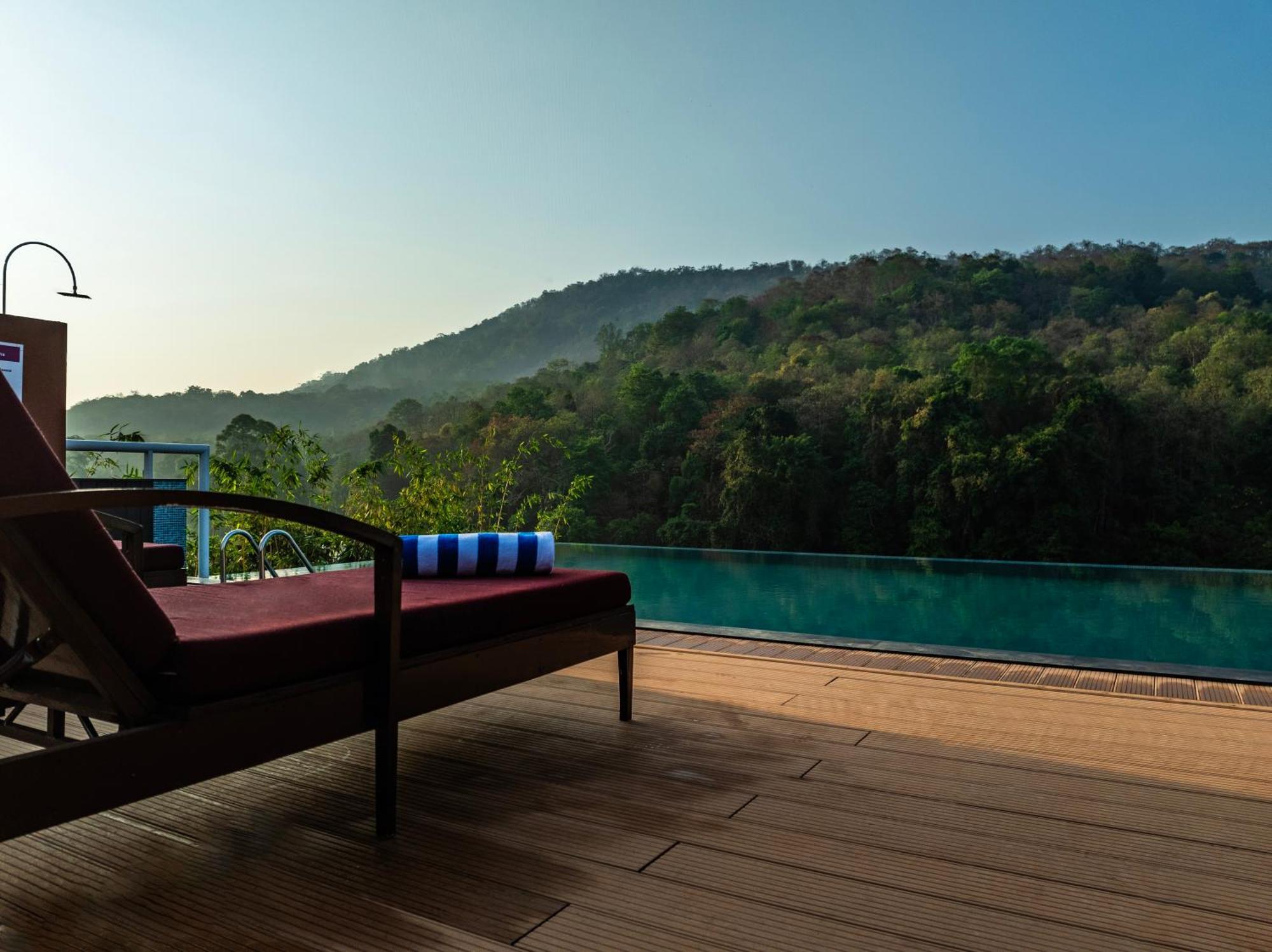 Sterling Athirappilly Hotel Kallana Exterior photo
