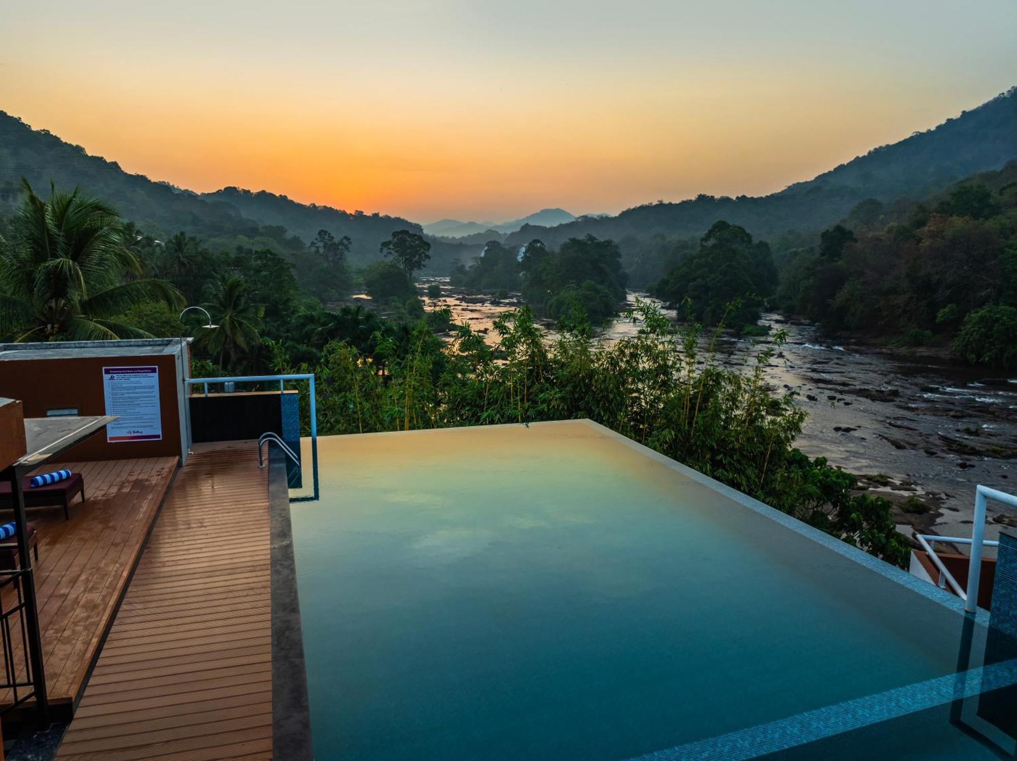 Sterling Athirappilly Hotel Kallana Exterior photo