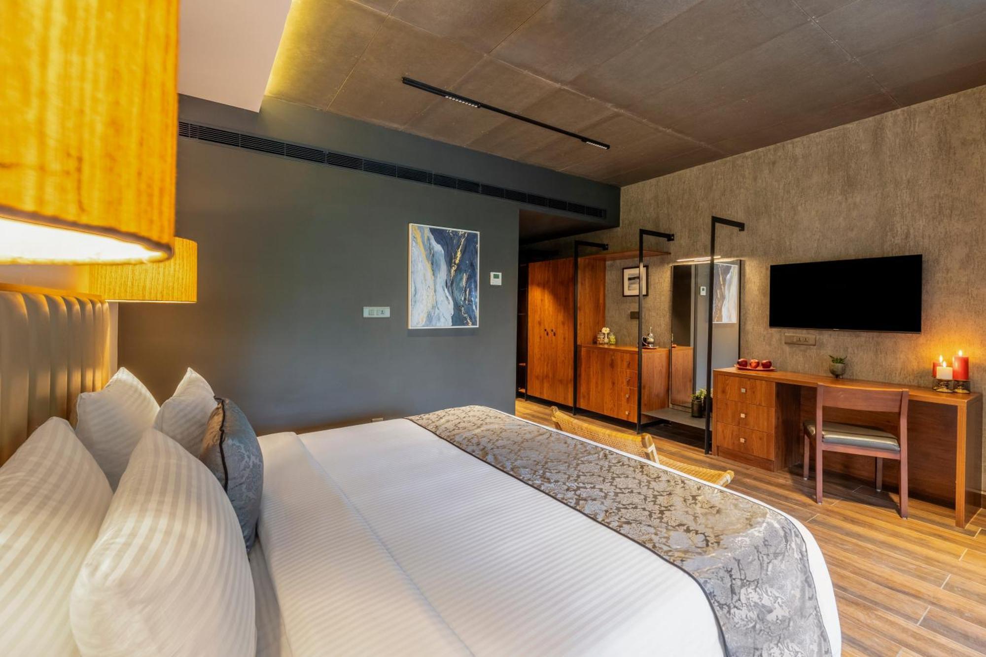 Sterling Athirappilly Hotel Kallana Exterior photo