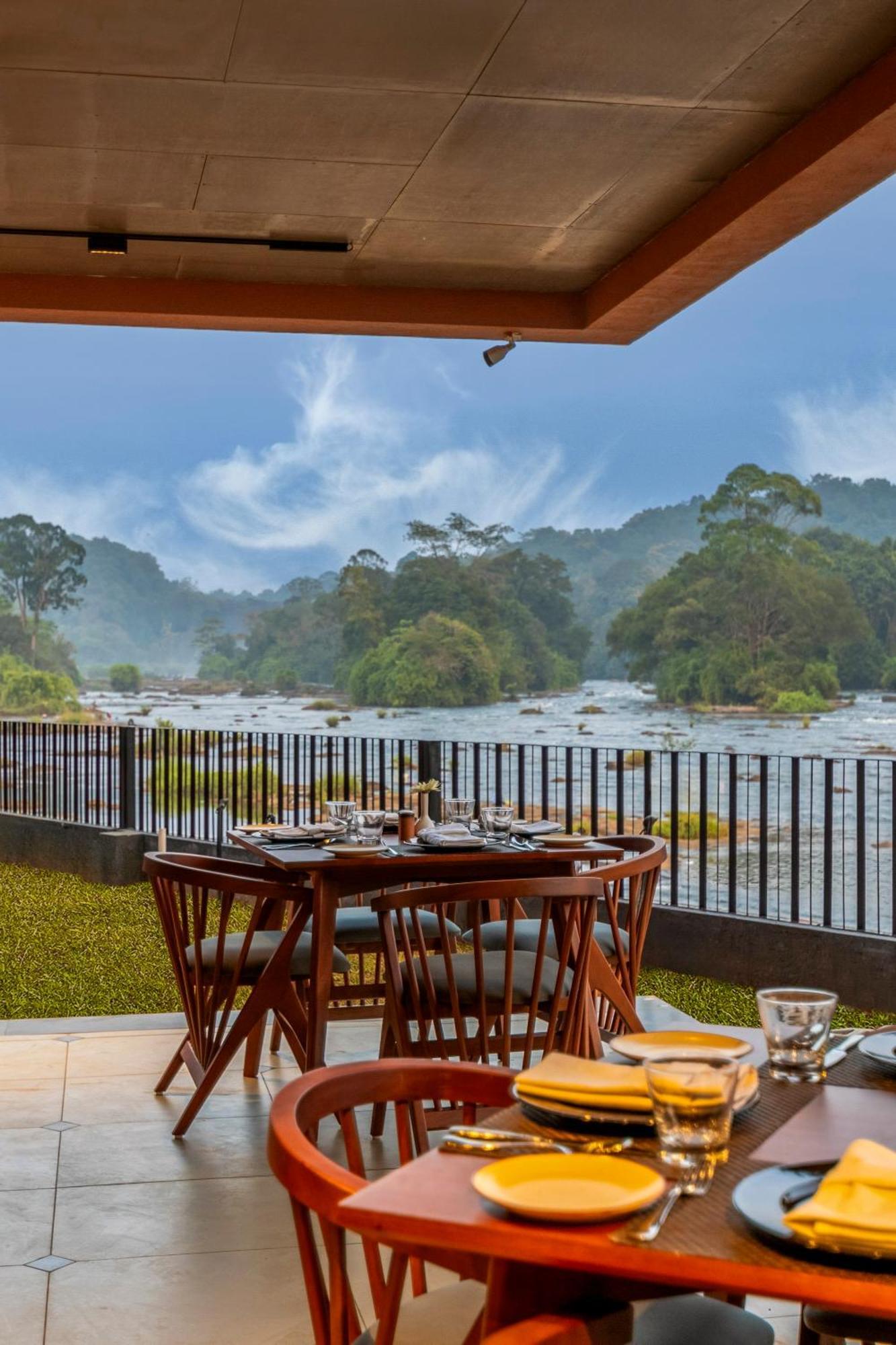 Sterling Athirappilly Hotel Kallana Exterior photo