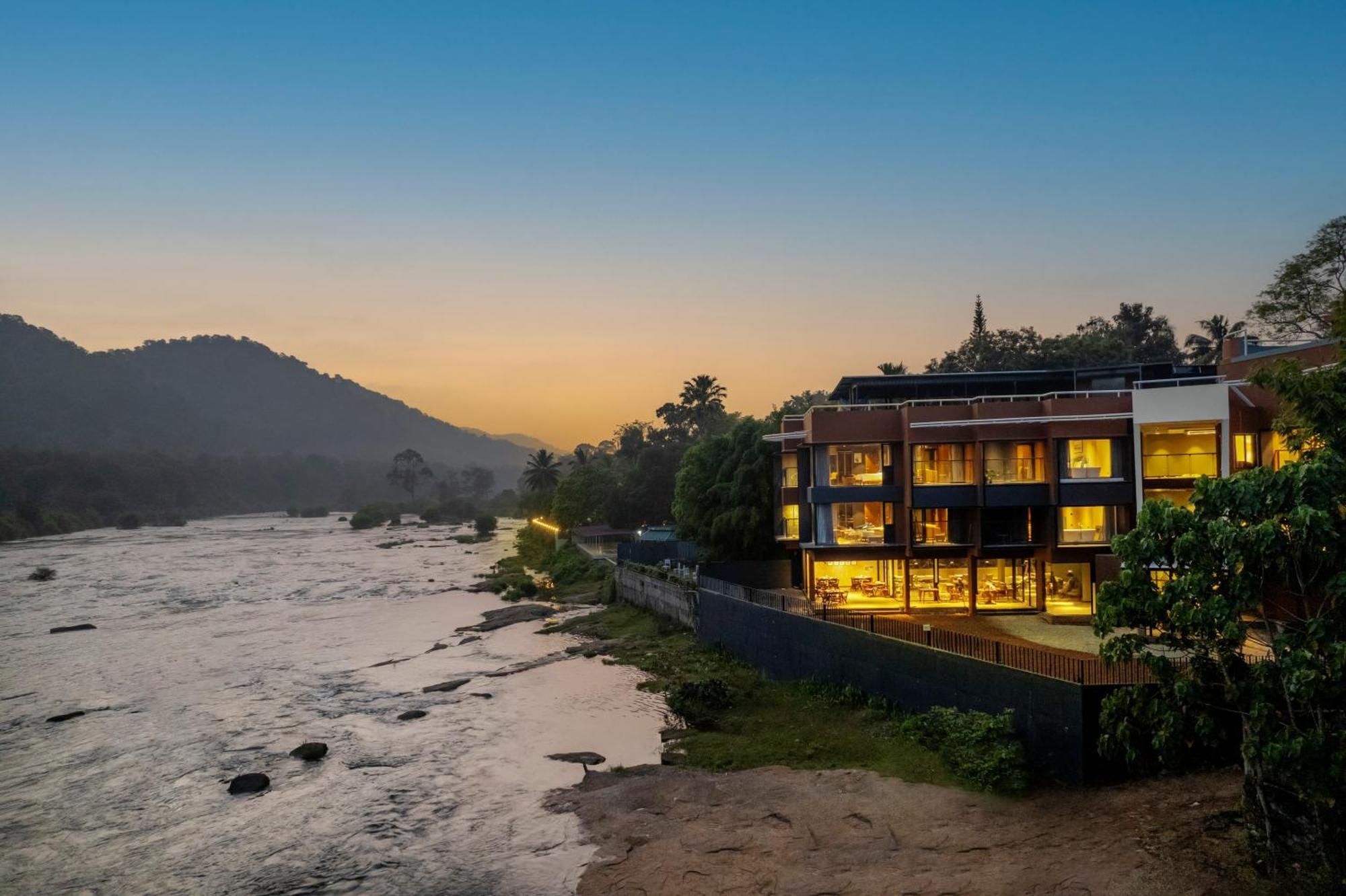 Sterling Athirappilly Hotel Kallana Exterior photo
